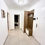 Qualis Coresi - Rise Apartman Brassó